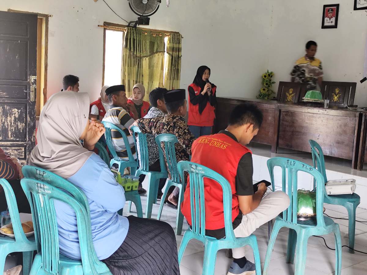 Mahasiswa KKN-T 113 Unhas Edukasi Pembuatan Cocopeat dari Sabut Kelapa