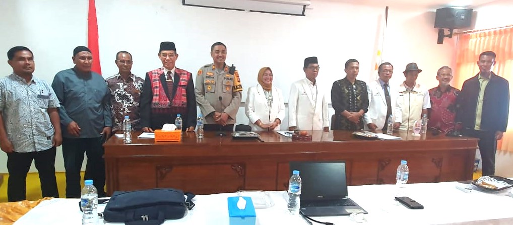 Prof. Ahmad Thib Raya keempat dari kiri