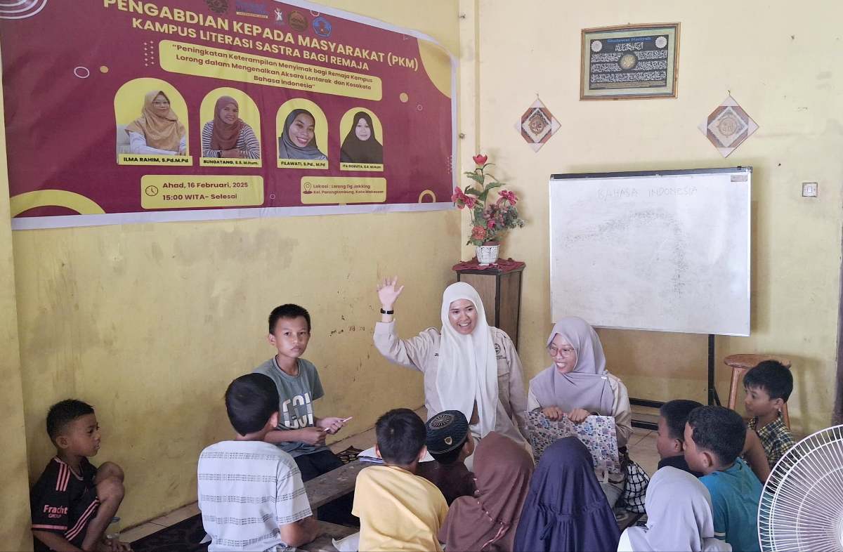 Dosen Universitas Negeri Makassar (UNM) melakukan program Pengabdian Kepada Masyarakat (PKM) “Kampus Literasi Sastra Bagi Anak dan Remaja” di Lorong Dg Jakking, Kelurahan Parang Tambung, Kota Makassar.