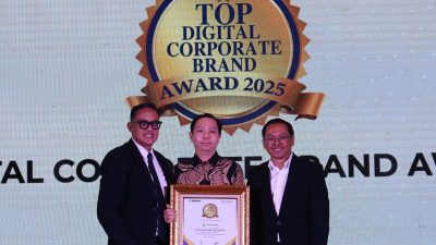 FIFGROUP, terpilih sebagai Top Digital Corporate Brand Award 2025 Kategori Pembiayaan. Customer Relationship Management and Digital Division Head FIFGROUP, Joni Citradinata (tengah), hadir untuk menerima secara langsung penghargaan yang diberikan oleh Chief Executive Officer (CEO) InfoEkonomi.ID, Arief Munajad (kiri) dan CEO TRAS N CO Indonesia sekaligus Chairman Indonesia Brand Community (IBC), Tri Raharjo, bertempat di Golden Ballroom The Sultan Hotel & Residence, Jakarta, pekan lalu.