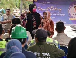 Wagub Sulsel Bagikan Ratusan Sembako untuk Pekerja di TPA Tamangapa