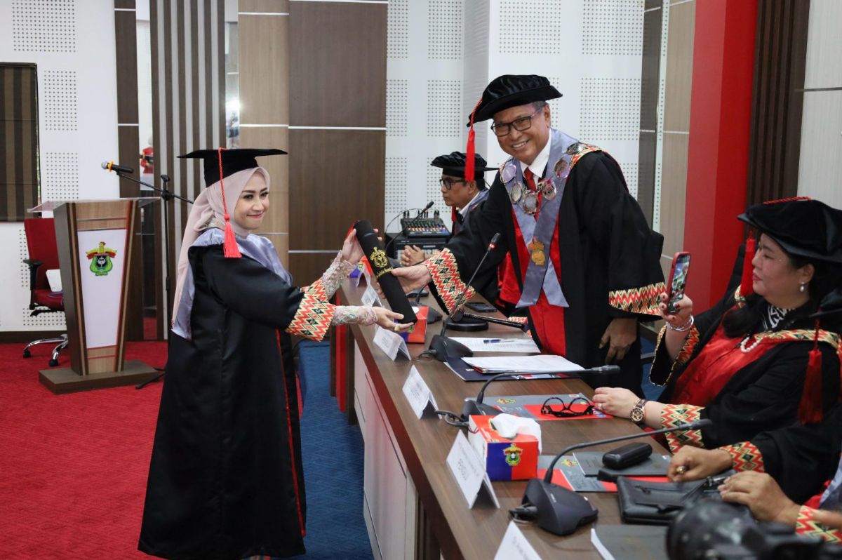 Kepala Inspektorat Makassar, A. Asma Zulistia Ekayanti, berhasil meraih gelar doktor dalam bidang Manajemen di Universitas Hasanuddin.
