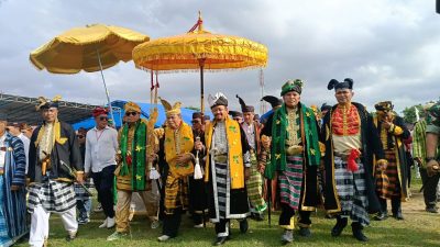 Bupati Kabupaten Buton Tengah (Buteng), Dr. Azhari menghadiri acara pesta adat Kande-kandea yang digelar setiap tahunnya di Kecamatan Sangiawambulu, Sabtu (12/04/2025).