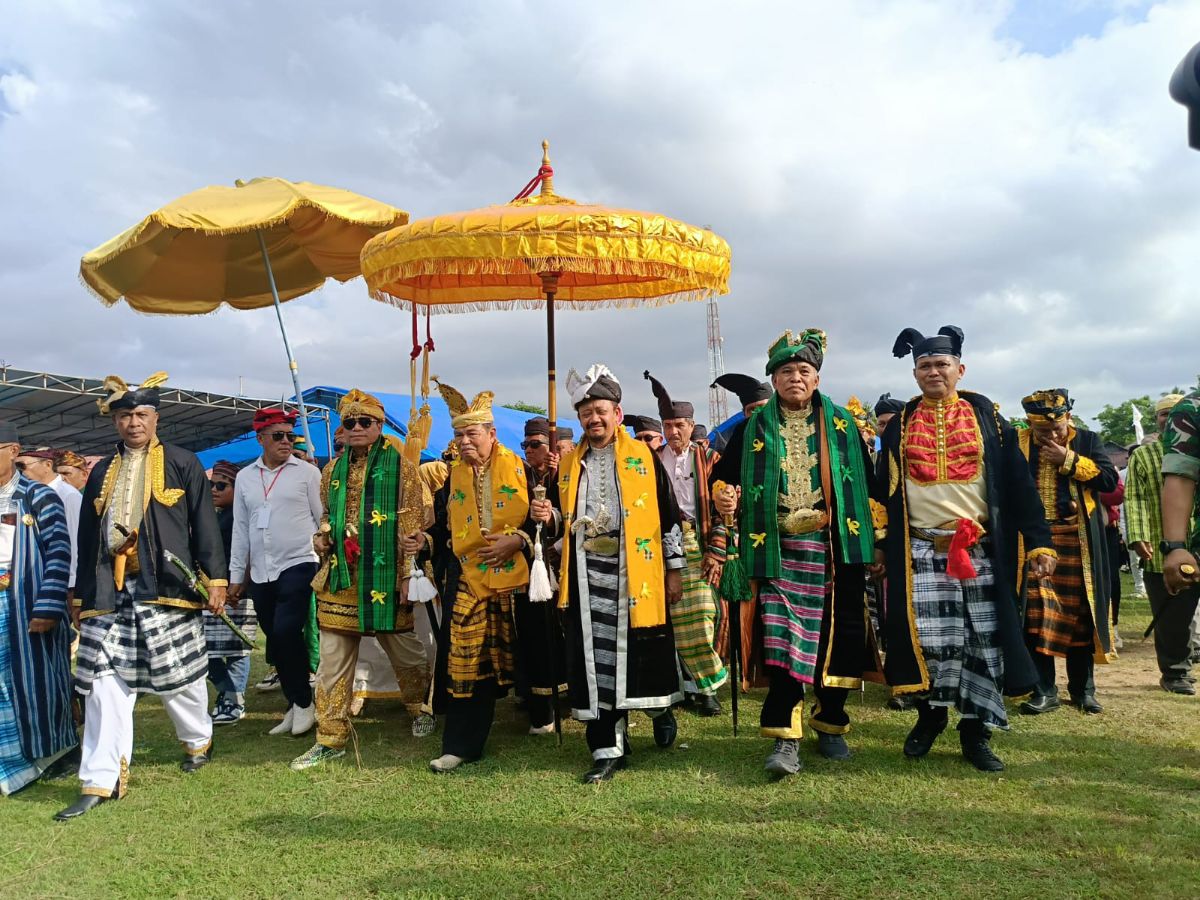 Bupati Kabupaten Buton Tengah (Buteng), Dr. Azhari menghadiri acara pesta adat Kande-kandea yang digelar setiap tahunnya di Kecamatan Sangiawambulu, Sabtu (12/04/2025).