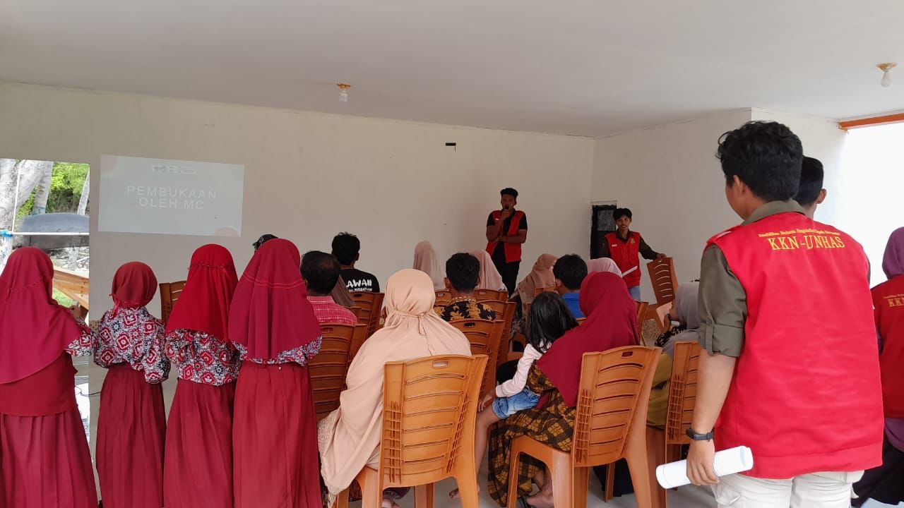 Mahasiswa KKN-T Pulau Persatuan Sinjai Sosialisasi e-Commerce