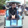 Tumpangi Becak, Wamendagri Bima Arya Kunjungi Markas Damkarmat Makassar