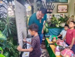 Anak-anak K-apel Belajar Bahasa Inggris Langsung dari Rektor Kampus Lorong K-Apel