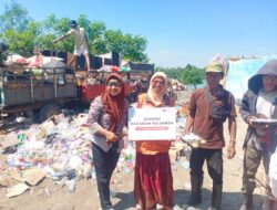 Rumah Zakat Sulsel Berbagi Paket Makanan di Kampung Kumuh Parangtambung