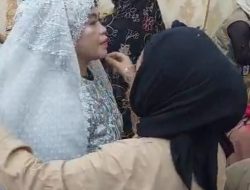 Ibu Hajjah Ingin Tampil Cantik, PPIH Makassar Sediakan Jasa Make Up Artis