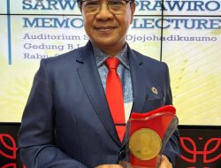 Rektor Unhas Terima Penghargaan dari BRIN