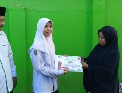 MA Aisiyah Sungguminasa Upacara Bendera Ditandai Penyerahan Hadiah