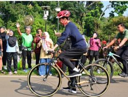 Manfaatkan Libur, Presiden Jokowi Bersepeda Sapa Warga