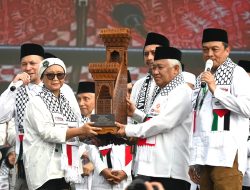 Menlu Retno Marsudi Dapat Penghargaan Replika Mimbar Masjid Al-Aqsa Pada Aksi Bela Palestina