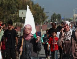 Warga Gaza Dipaksa Kibarkan Bendera Putih