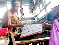 James Wehantouw Door to Door Bagikan Ratusan Kalender di Lantebung, Untia dan Pasar Daya