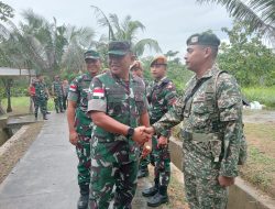Dankolakops Korem 121/Abw Kunjungi Pos Gabma Temajuk Satgas Pamtas RI-Mly Yonarmed 16 TK