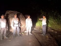 Batu Besar Tutup Akses Jalan Bonggakaradeng – Rembon Toraja