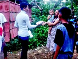 Tim Sahabat James Blusukan Bagi Souvernir