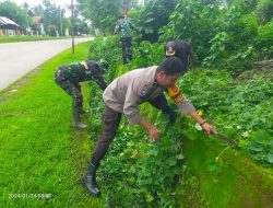 Personel Polsek Tanete Rilau Bersihkan Drainase di Musim Hujan