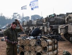 Israel Tarik Tank dan Tentara dari Gaza