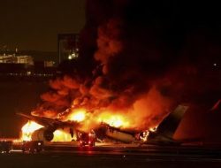 Pesawat Japan Airlines Tabrakan