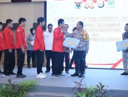 Wakapolri Serahkan Beasiswa di Unhas