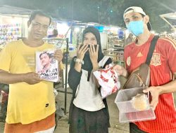 Tim Srikandi Sahabat James Bagikan Kaos PSI ke Pelaku UMKM