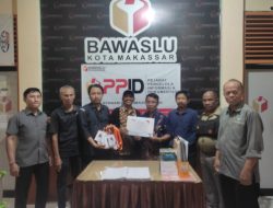 LHKP Muhammadiyah Makassar Terima Sertifikat dan Kartu Tanda Pemantau Pemilu 2024