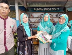 Guru SDN Sudirman IV Makassar Sumbang Buku untuk Rumah Baca Dolli Maros