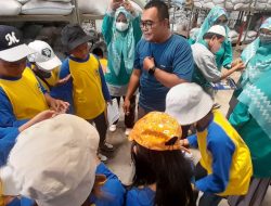 Murid-Murid SDN Sudirman IV Makassar Lihat Industri Pengolahan Plastik Berbahan Daur Ulang