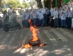 Tak Bisa Ikut SNBP PTN, Siswa SMAN 8 Bulukumba Demo Bakar Ban