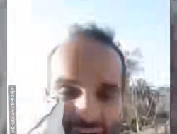 Allahu Akbar, Lelaki Palestina Menangis Dapat Sekarung Tepung, Anak-anak Memungut Tepung di Tanah