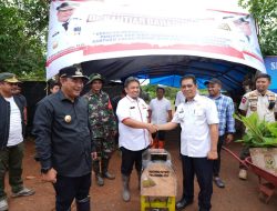 Pj Gubernur Sulsel Beri Bantuan Alat Perajang Pisang di Bone