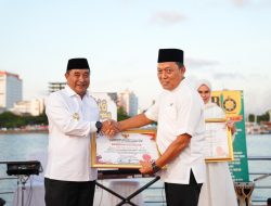 Momen Buka Puasa, Pj Gubernur Sulsel Beri Penghargaan Sukses Pemilu Serentak Tahun 2024