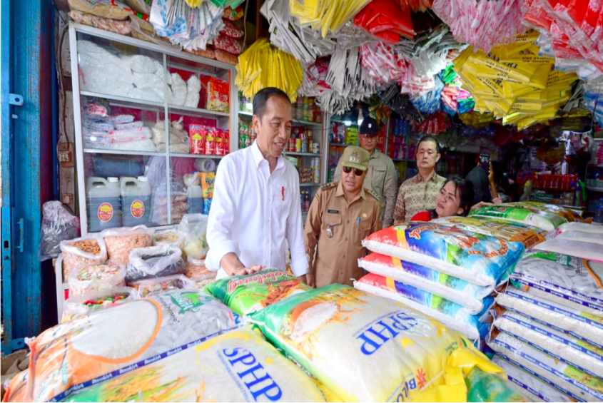 Presiden Joko Widodo melakukan kunjungan ke Pasar Sungai Ringin, Kabupaten Sekadau, Kalimantan Barat, pada Kamis, 21 Maret 2024, untuk memantau langsung stabilitas harga