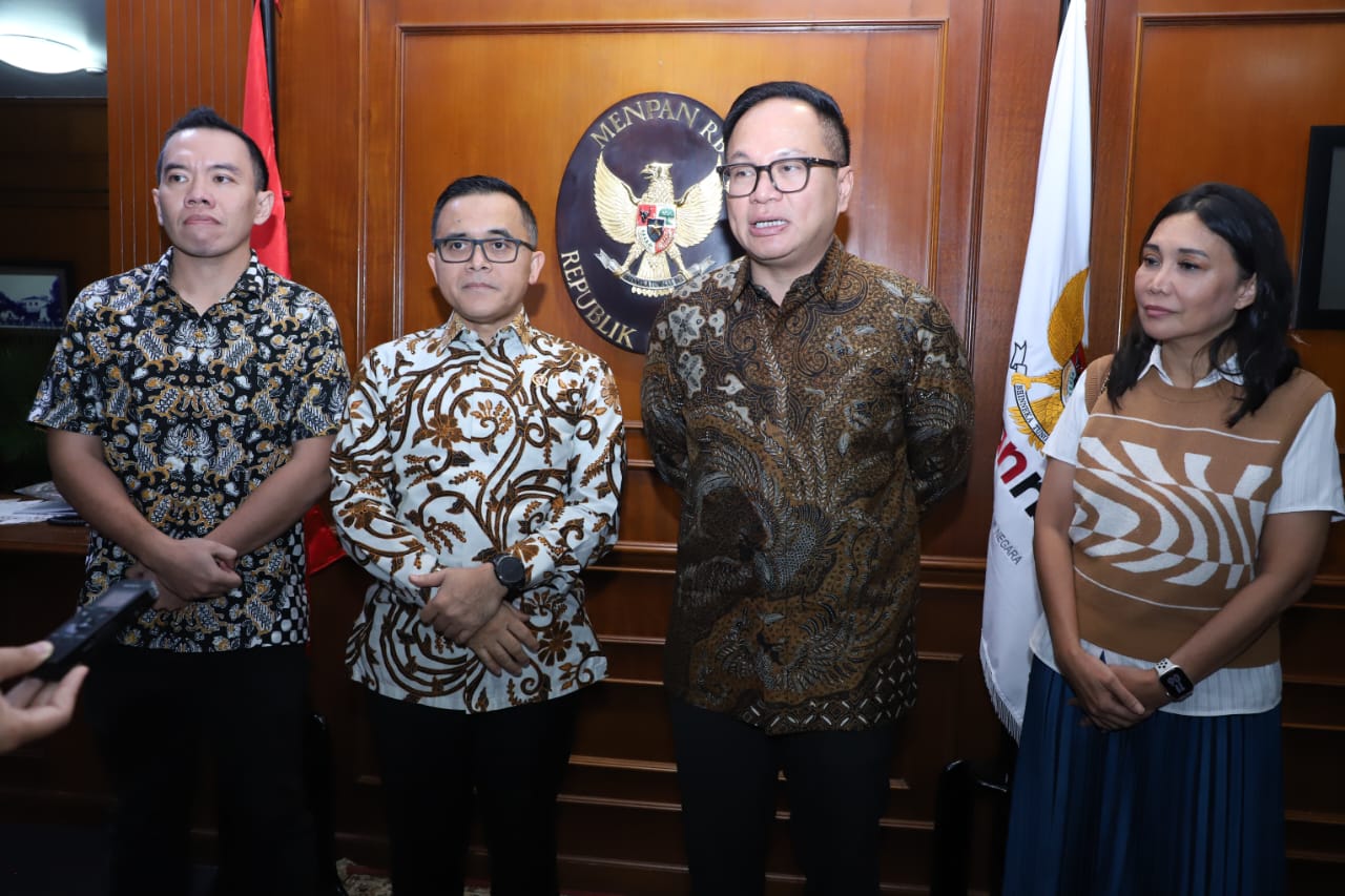 Menteri PANRB Abdullah Azwar Anas (kedua dari kiri) bersama Wakil Menteri BUMN Kartika Wirjoatmodjo (kedua dari kanan) di Jakarta, Jumat (22/03).