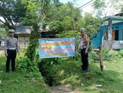 Kasat Lantas Polres Sinjai Pasang Spanduk Himbauan di Titik Rawan Kecelakaan