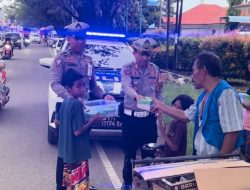 Sat Lantas Polres Sinjai Bagi Takjil Gratis