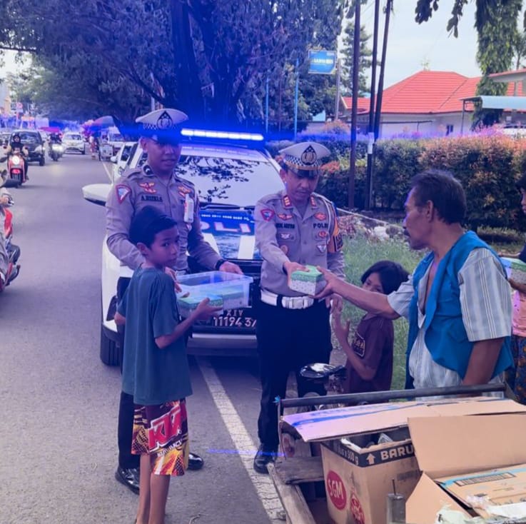 Sat Lantas Polres Sinjai bagi takjil