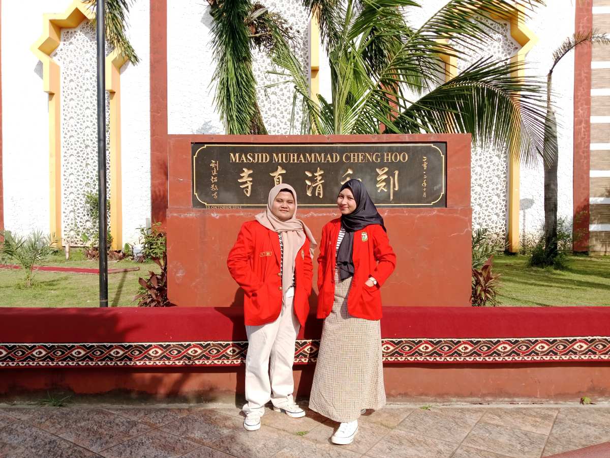 mahasiswa Sastra Daerah Fakultas Ilmu Budaya (FIB) Unhas. Ririn Adhelia Putri dan Andini Anggraini,