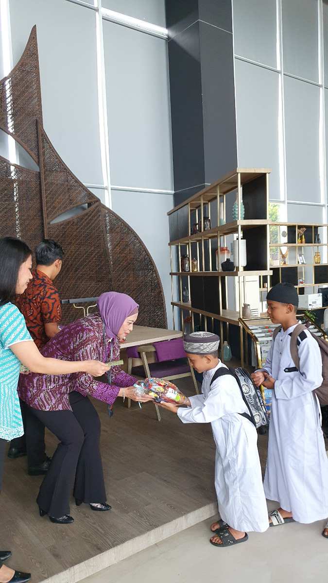 Wiwied Nursekha, selaku General Manager Mercure Makassar Nexa Pettarani, turut membagikan bingkisan dan santunan kepada anak-anak dari PANTI ASUHAN NUR SIAMATU