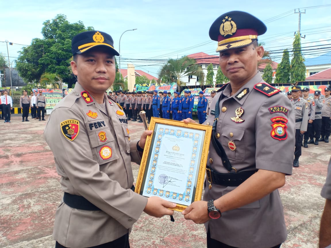 Kapolres Sinjai, Ajun Komisaris Besar Polisi (Akbp) Fery Nur Abdulah, S.Ik, memberikan penghargaan
