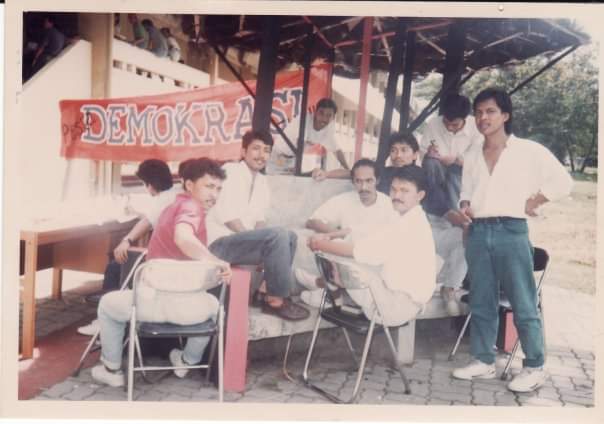 Tukang bikin spanduk