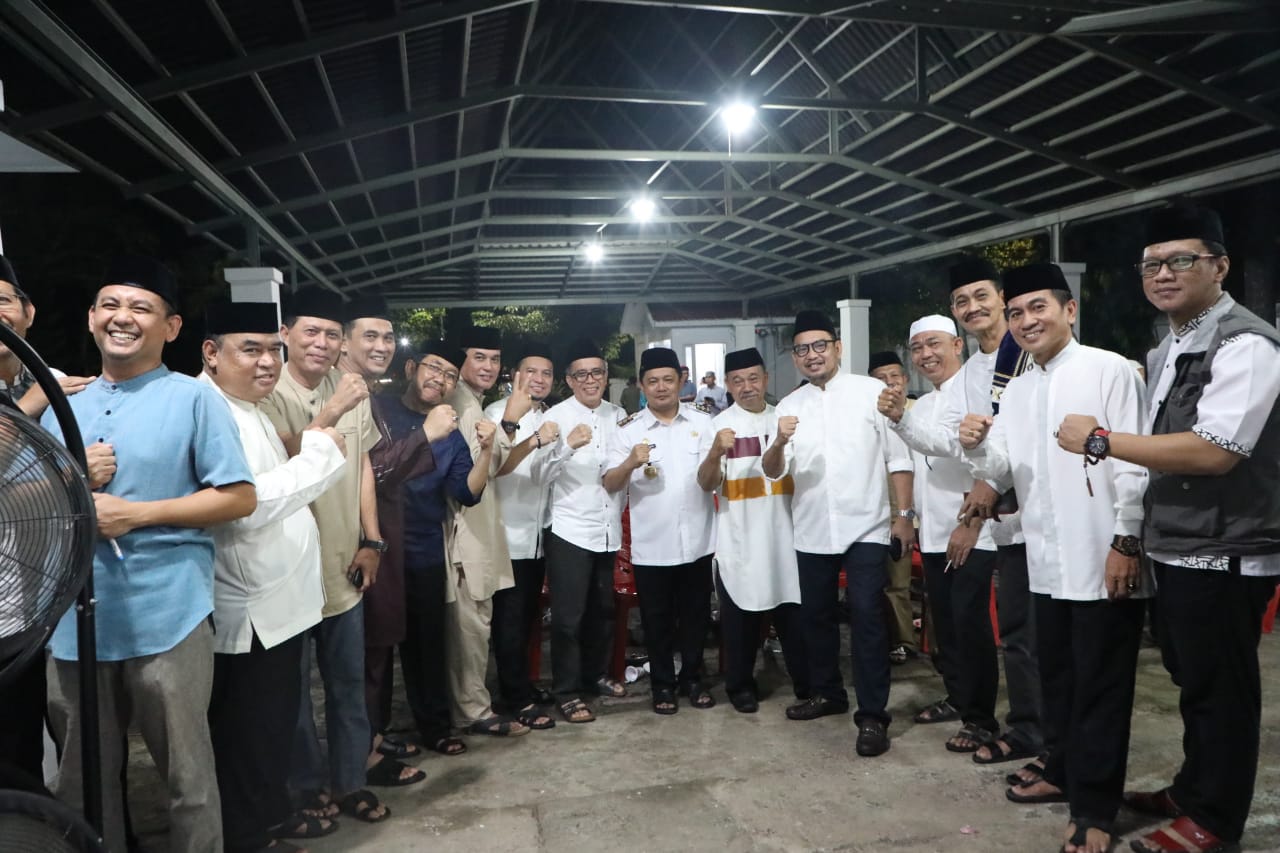 PJ Bupati Bantaeng foto bersama usai buka puasa bersama