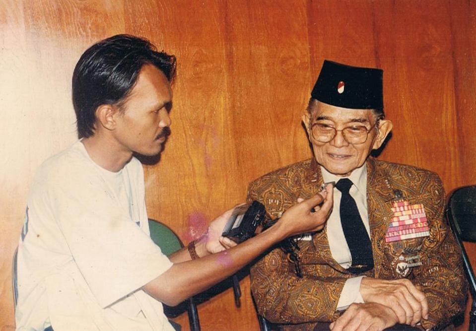 Andi Mattalatta diwawancarai oleh penulis