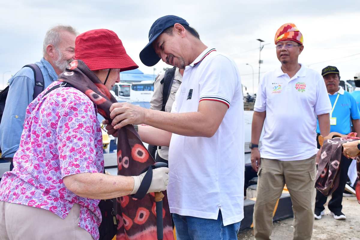 Sekda Palopo sambut turis mancanegara