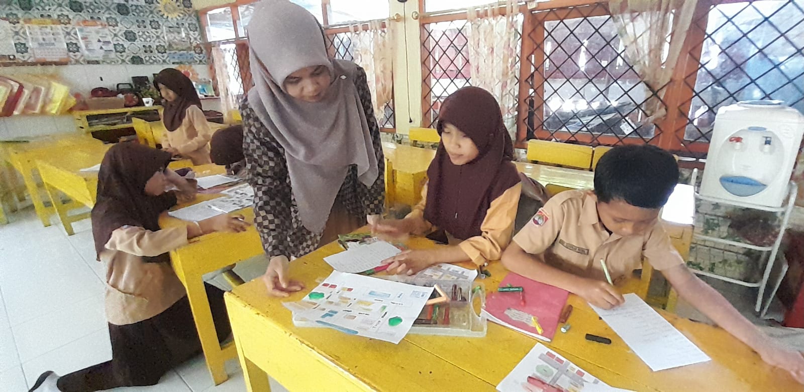 Miss Risna mengajar murid SD Negeri Borong mapel bahasa inggris