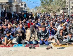 Berita Gambar: Warga Palestina Shalat di Balik Reruntuhan Masjid