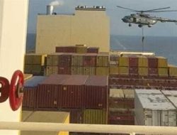 Helikopter Iran Tahan Kapal Kargo Israel di Selat Hormuz