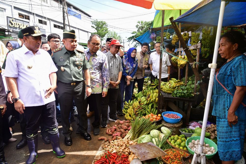 Dua hari jelang lebaran PJ gubernur kunjungi pasar terong